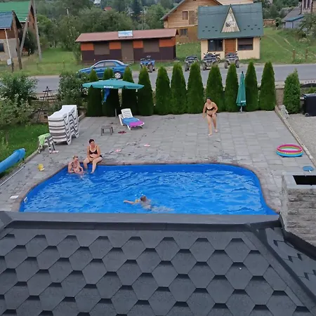 янчар з басейном Casa vacanze Mykulychyn